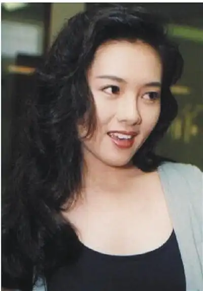 李丽珍是香港电影演员,于1998年曾改名李孋珍,产子后改回李丽珍.