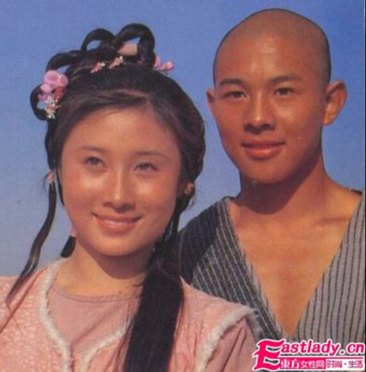 实际上,两个人私下也产生了感情,据传当时丁岚跟李连杰的师姐黄秋燕争