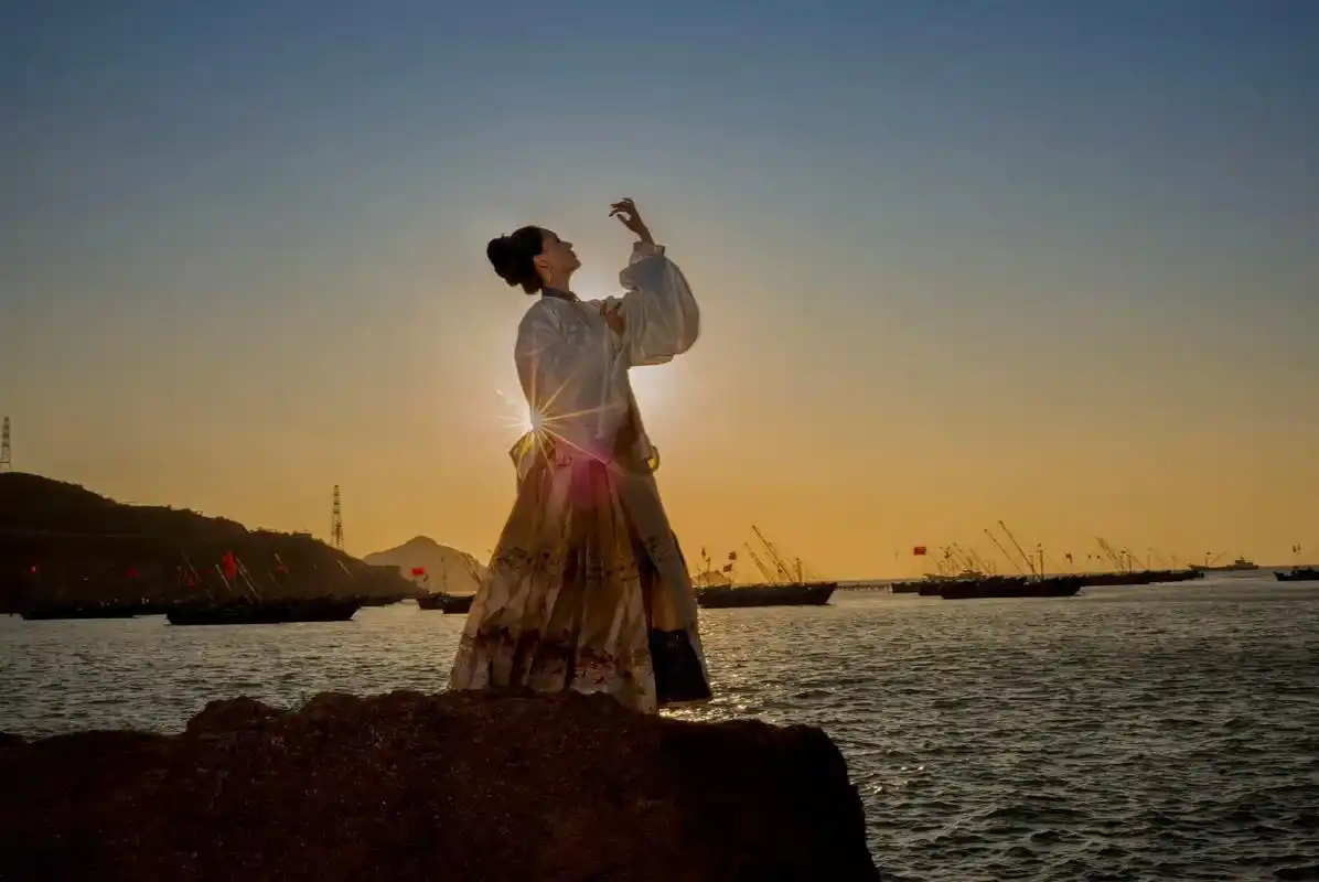 夕阳下的背影 #只属于秋季的浪漫 #唯美意境 #落日与晚风 - 抖音