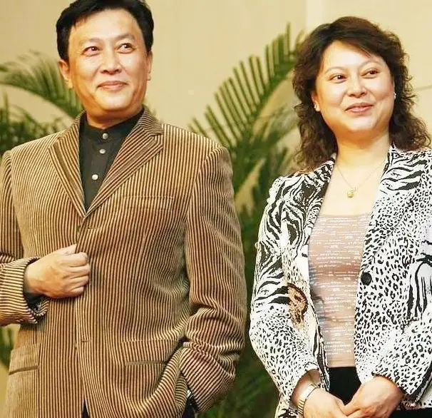 原创唐国强和老婆出游混血妻子虽身材发福严重却依旧美得典雅端庄