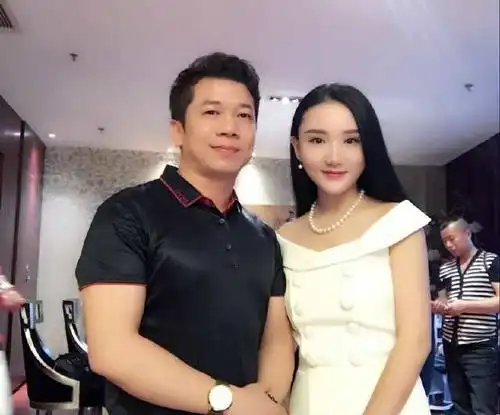 日前,美女歌手冯弯弯分享和流浪歌手陈星的合影,照片上的陈星,看上去