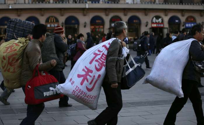 回家过年的农民工, 为什么肩上总扛着很大的包袱! 网友: 沉甸甸的爱!