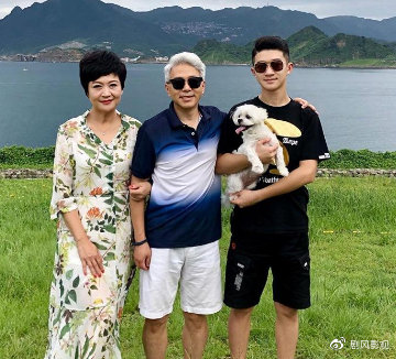 sam在中医上面看起来对崔佩仪疼爱有加,百依百顺.