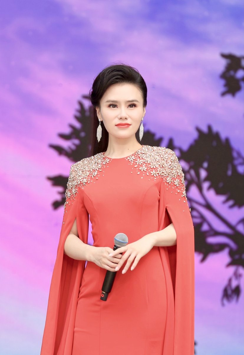 舞台抓拍青年歌唱家王陈娜