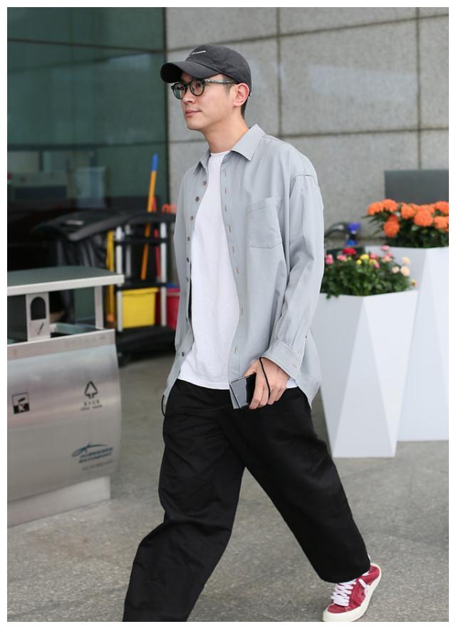 杜江穿宽松装现身,戴眼镜显文青气质,帆布鞋变拖鞋穿法超时髦_外套