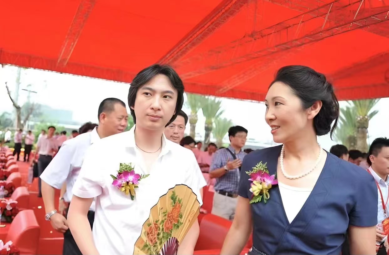 王思聪和爸爸王健林长得还挺像的,特别是眼睛鼻子,动作神态简直是一模