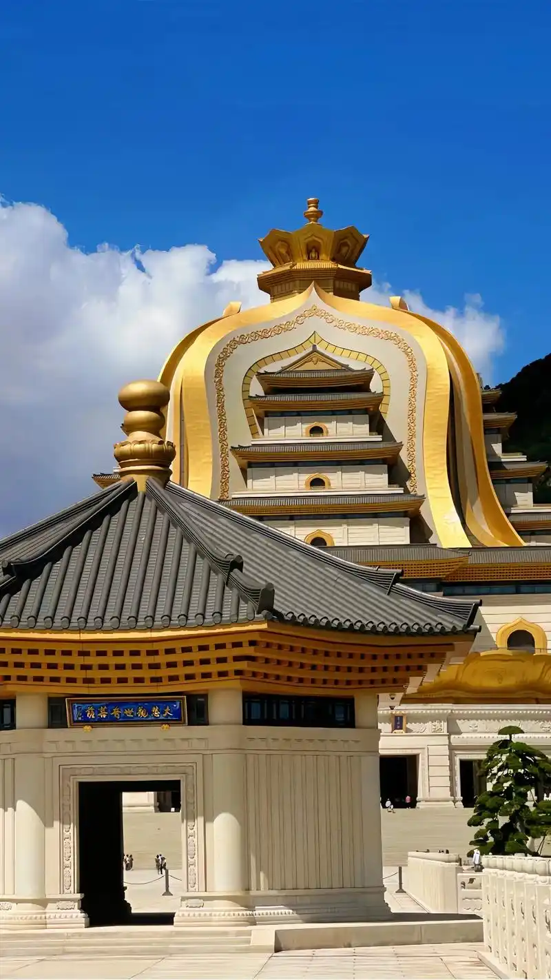 观音法界位于东海之滨,舟山群岛朱家尖白山山麓,与海天佛国普陀山隔海