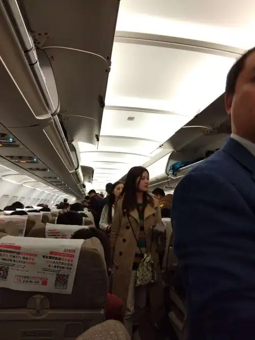 晚上9点半登机了,我们一行八位美女前往昆明,开启了我们的旅游旅程.