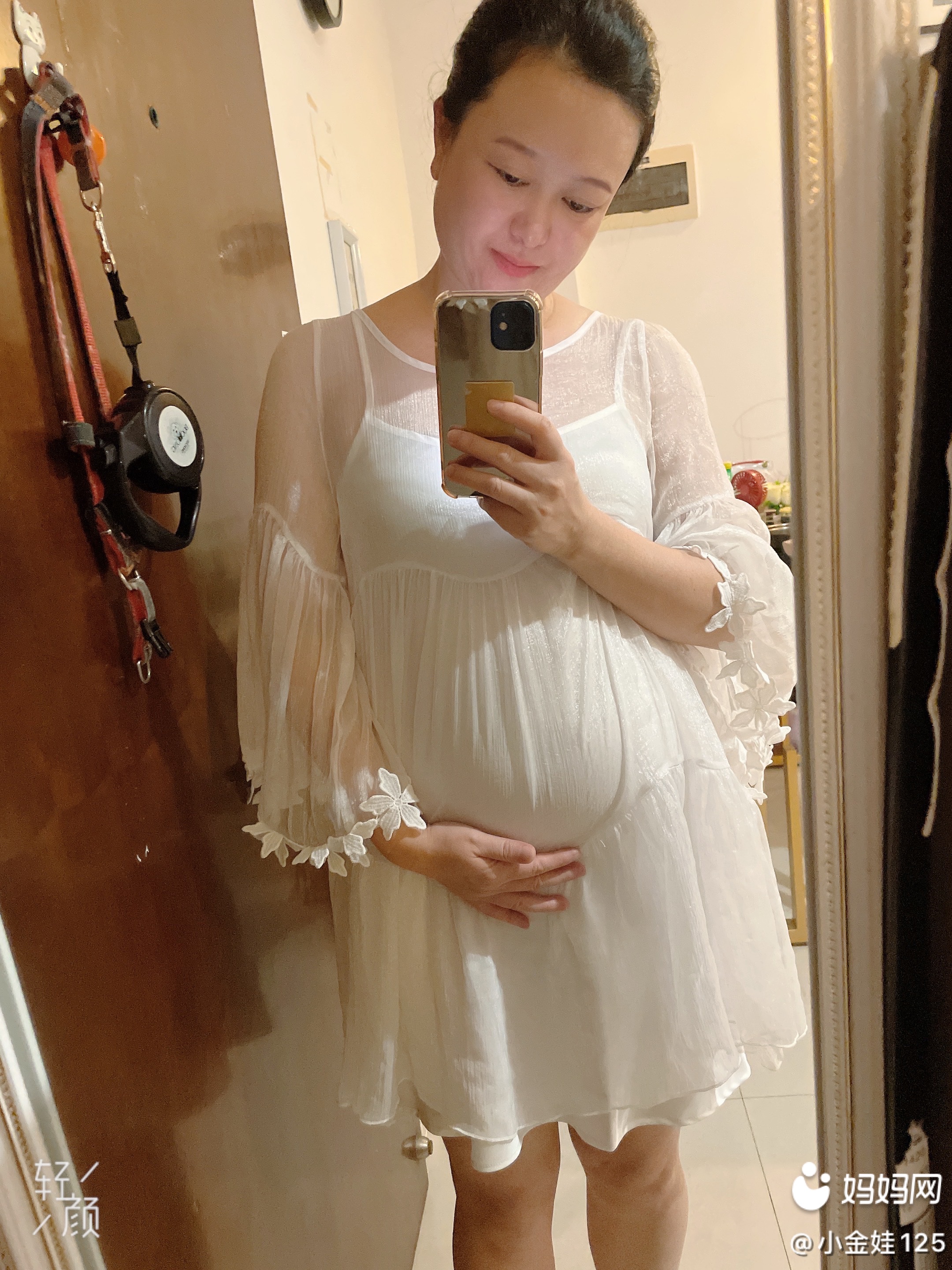 快三个月的肚肚大起来了,前段时间孕反真的难受坏了,最近好些要好好