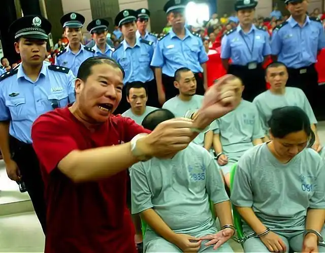 回顾深圳黑老大前脚为黑危害百姓后脚捐款成为慈善家