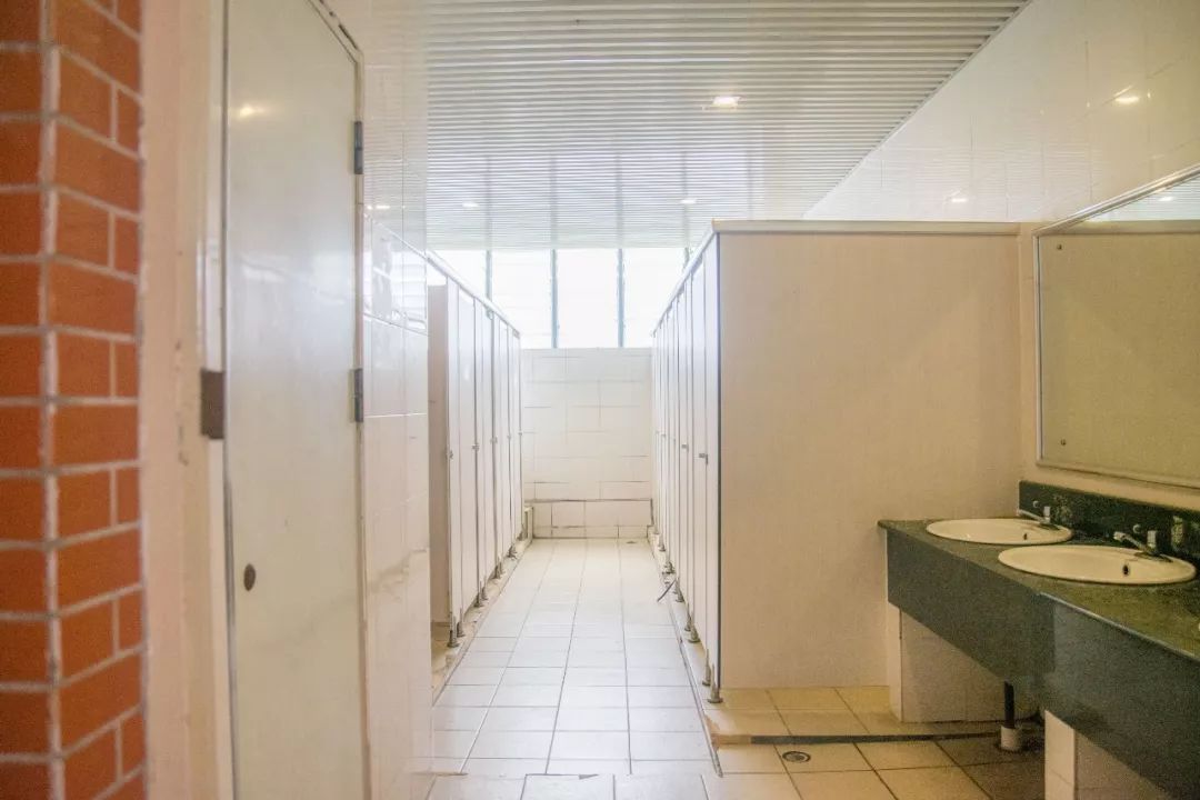 粉丝爆料励志楼部分女厕问题频出厕所堵塞无法冲水等问题引起女厕门口