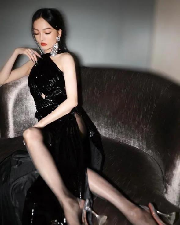 张韶涵穿着黑色袜子和露背连衣裙以诱人的坐姿重新出现,网友:霸道!