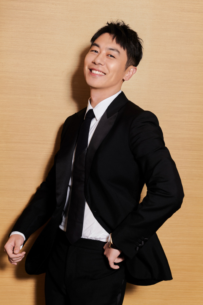 朱亚文金鸡奖黑色西装造型