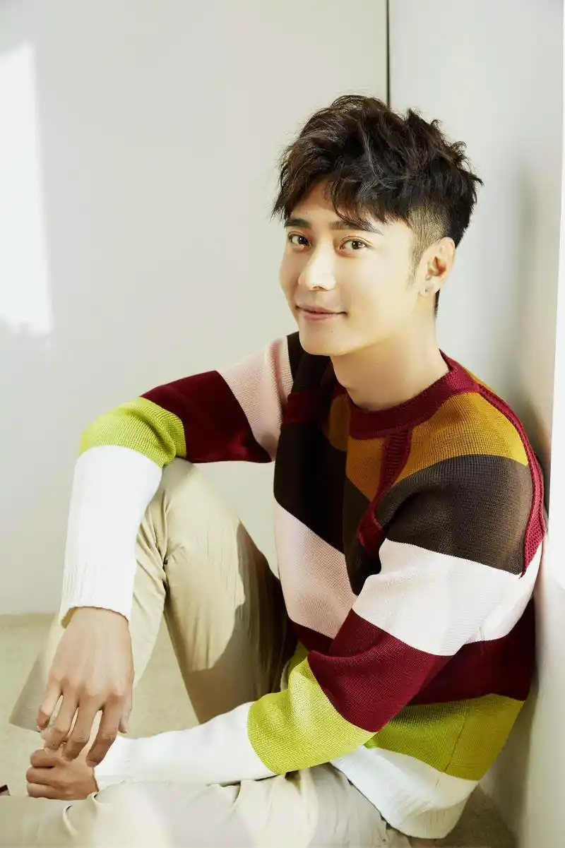 男神张丹峰一组高清壁纸组图,网友:容貌和外形俱佳