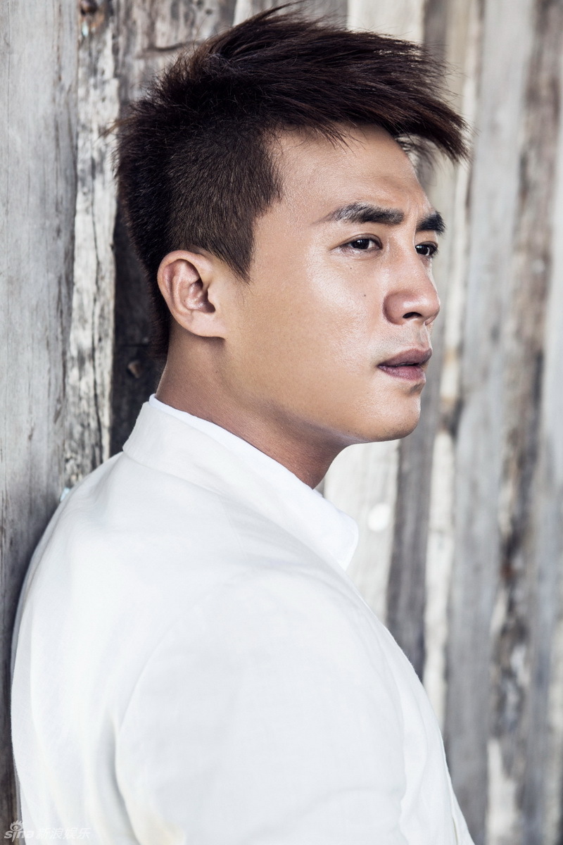 照片中,"蓝筹男神"杜淳身着白衣成熟潇洒,展现其健身成果的同时散发