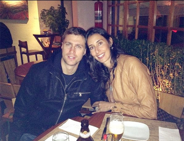 巴西女排名将喜诞双胞胎,曾与同性队友交往_谢拉