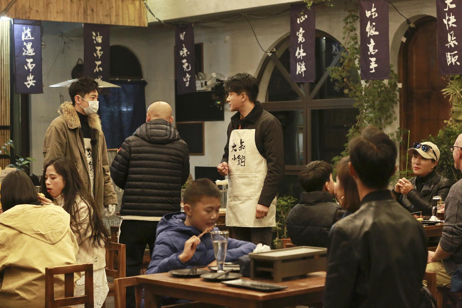 佟大为《大叔小馆》自创凌波微步舞 与郭京飞搞笑互怼|大叔小馆|郭京