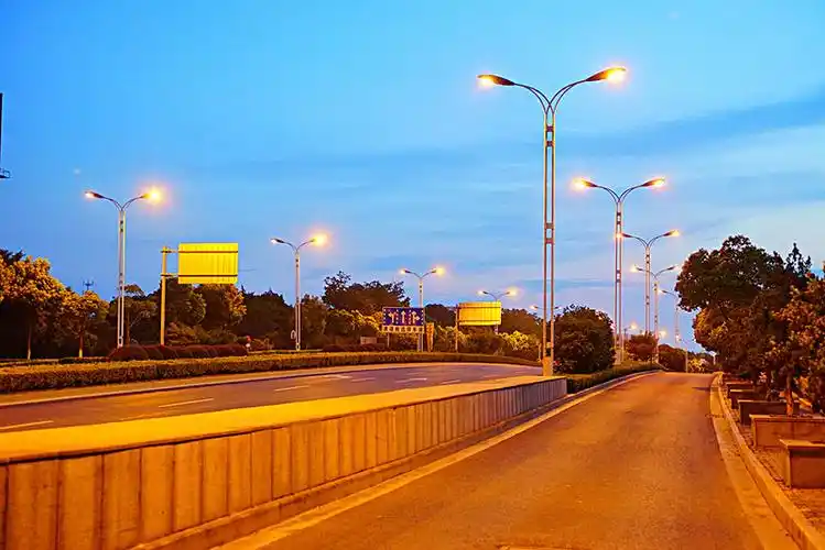 夜晚的路灯图片