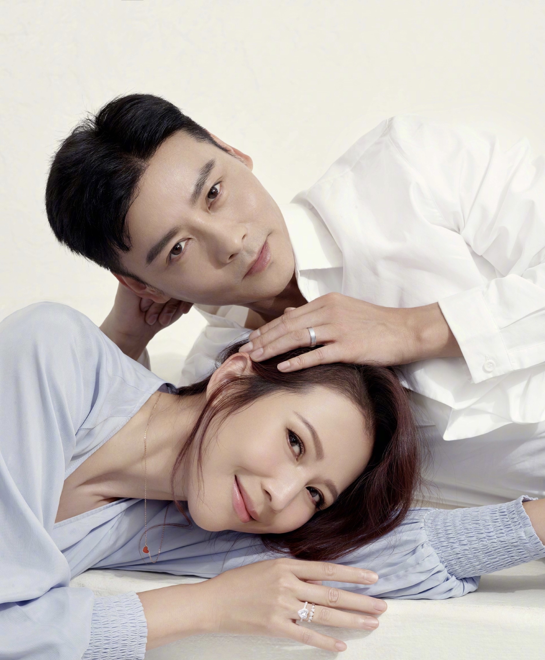 蔡少芬张晋夫妻登杂志,老夫老妻狂秀恩爱,47岁蔡少芬少女感十足