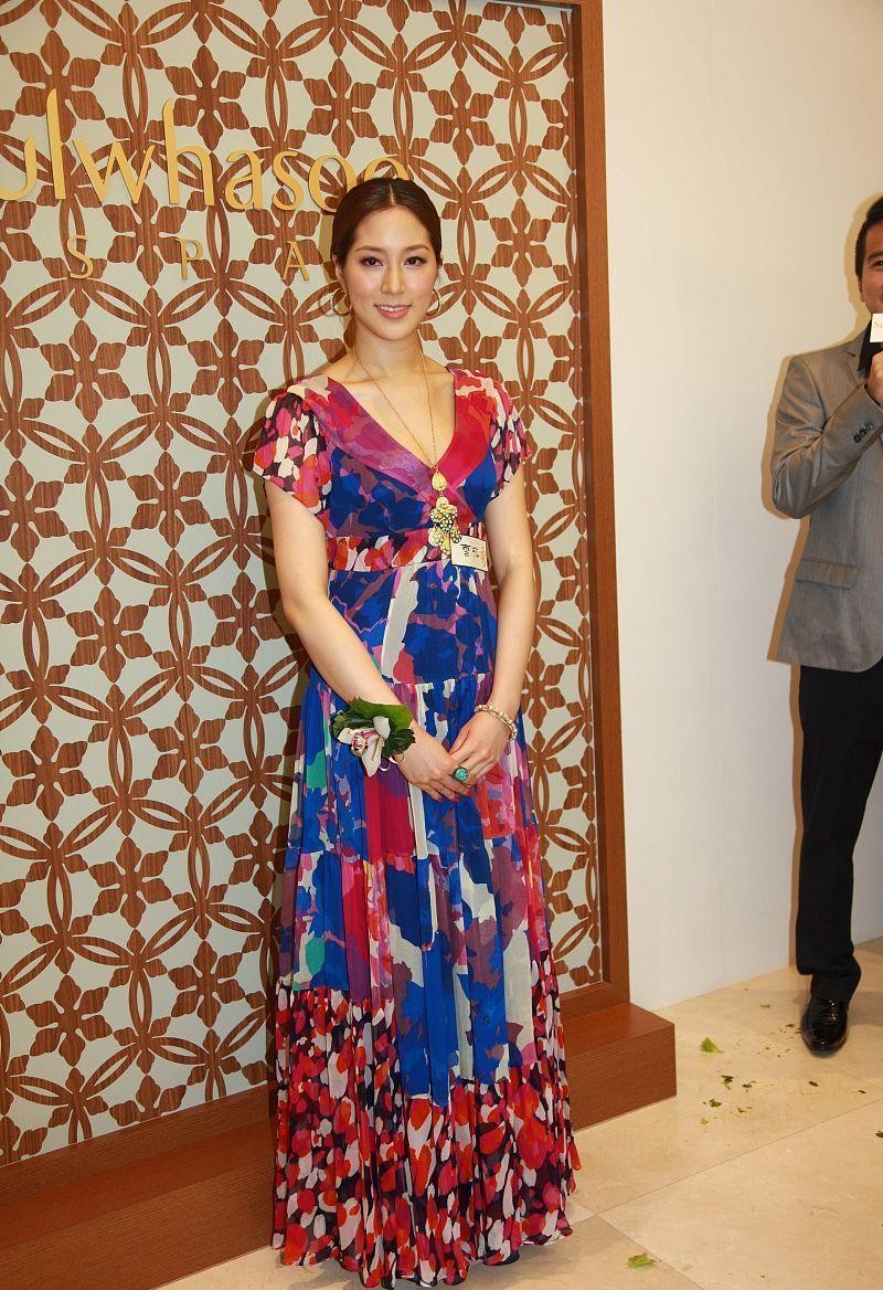 徐子淇虽然有点胖了但是模特气质可没变看着比老公还高一点