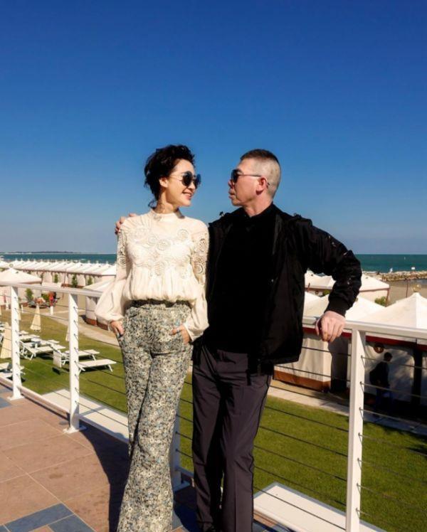 《花儿与少年》中,因为许晴的狂放和张狂,她与华晨宇的关系也被推向