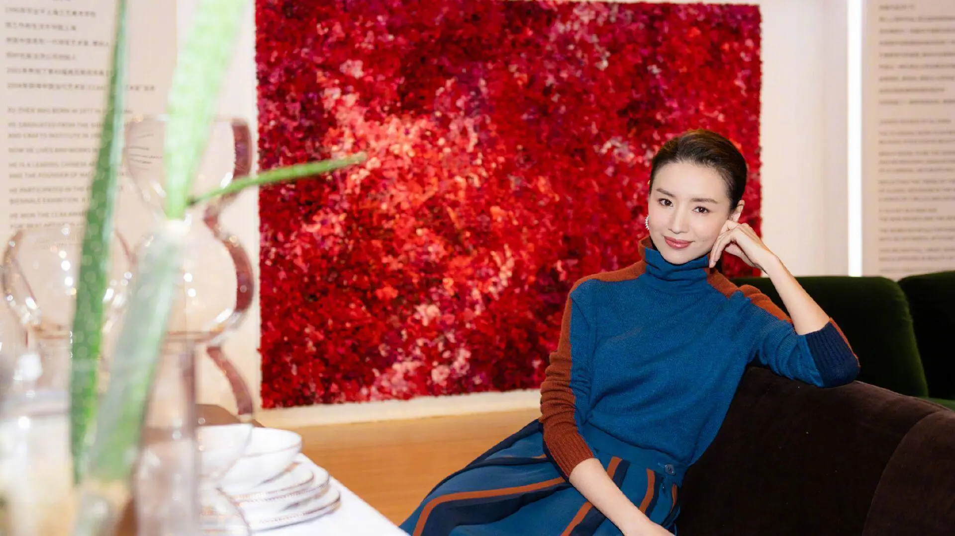 原创董洁得罪造型师厚底高跟鞋搭配红色丝袜一身红色上演非主流