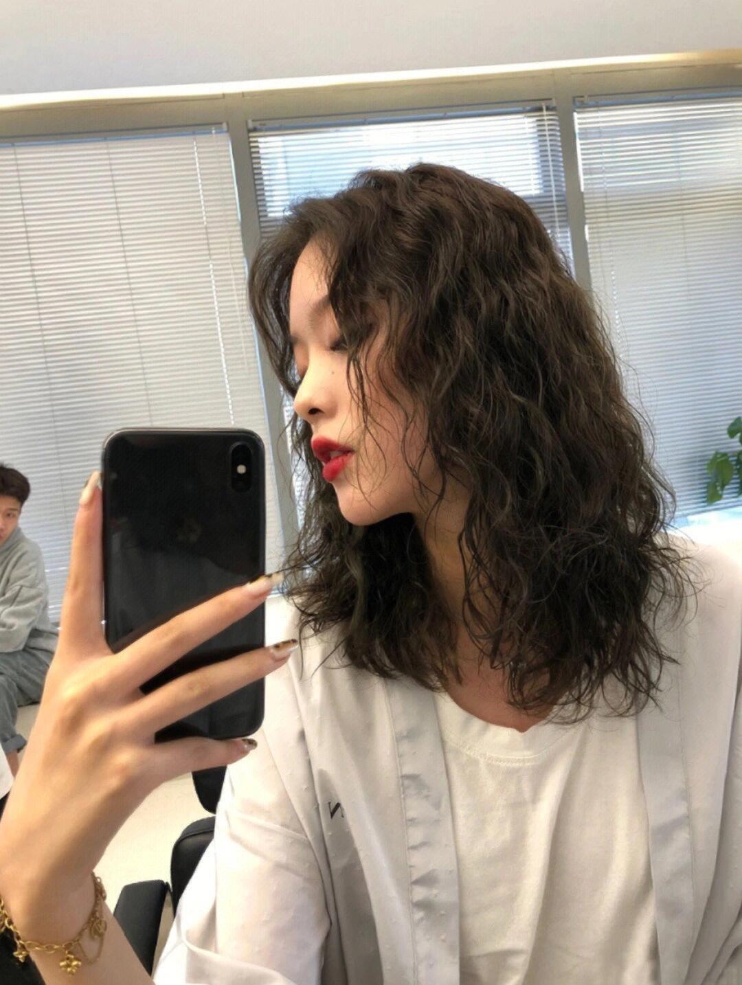 真显脸小头包脸发型中发短发烫发蛋卷头圆脸发型显脸小发型法式烫发