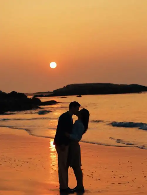 我们站在日落的海平面氛围感情侣写真