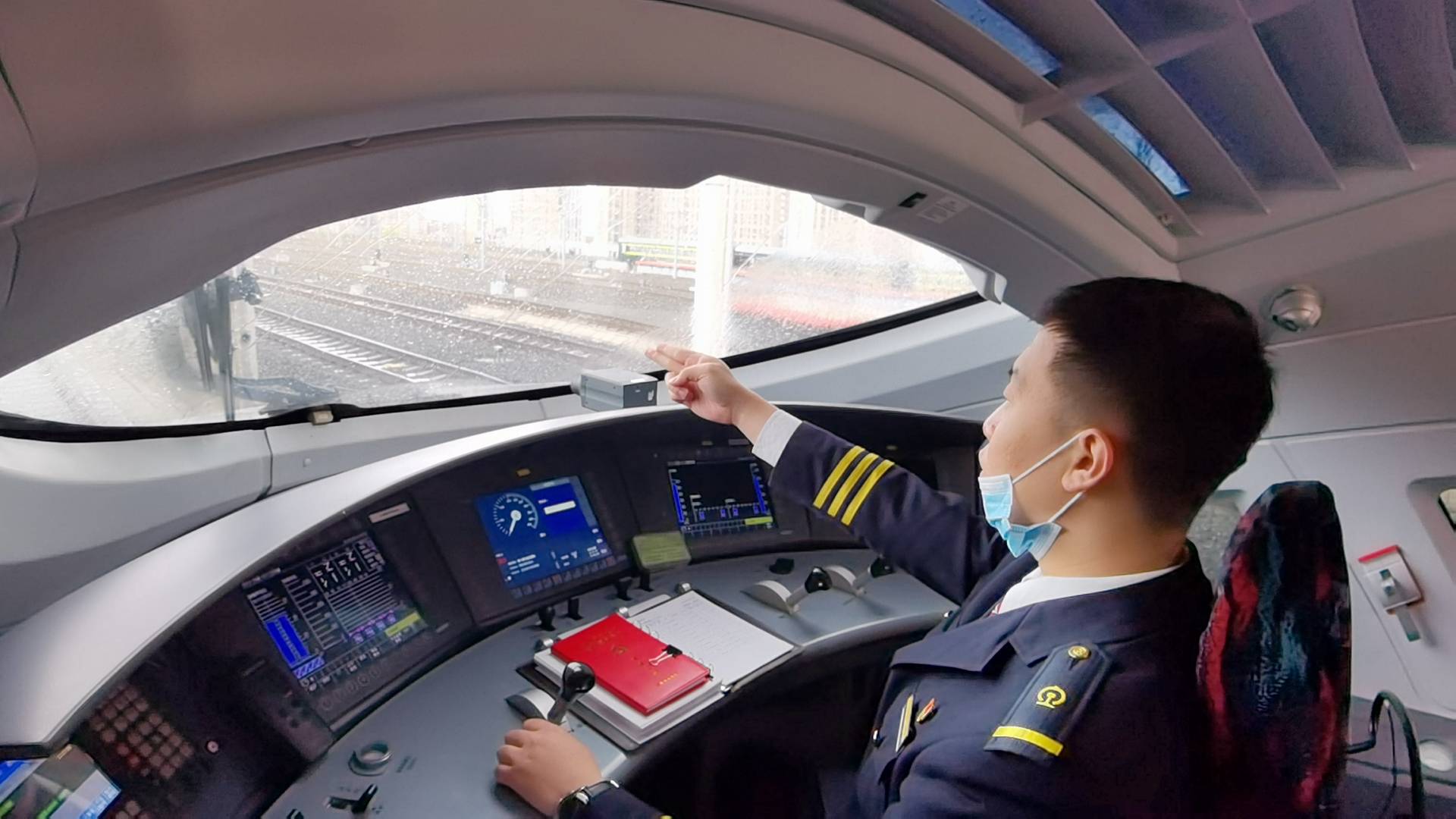 小小驾驶室里的传承青年一代擦亮中国高铁名片