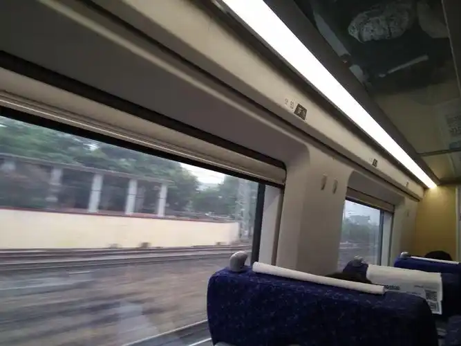 坐动车还是蛮舒服的,不用担心路上塞车,还可以补个回笼觉.