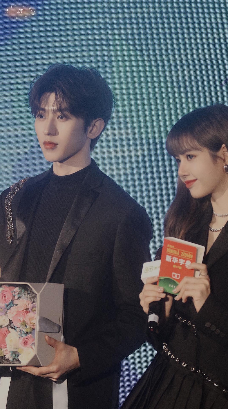 蔡徐坤被欺负青你2火到国外蔡徐坤成蹭lisa热度的软饭男