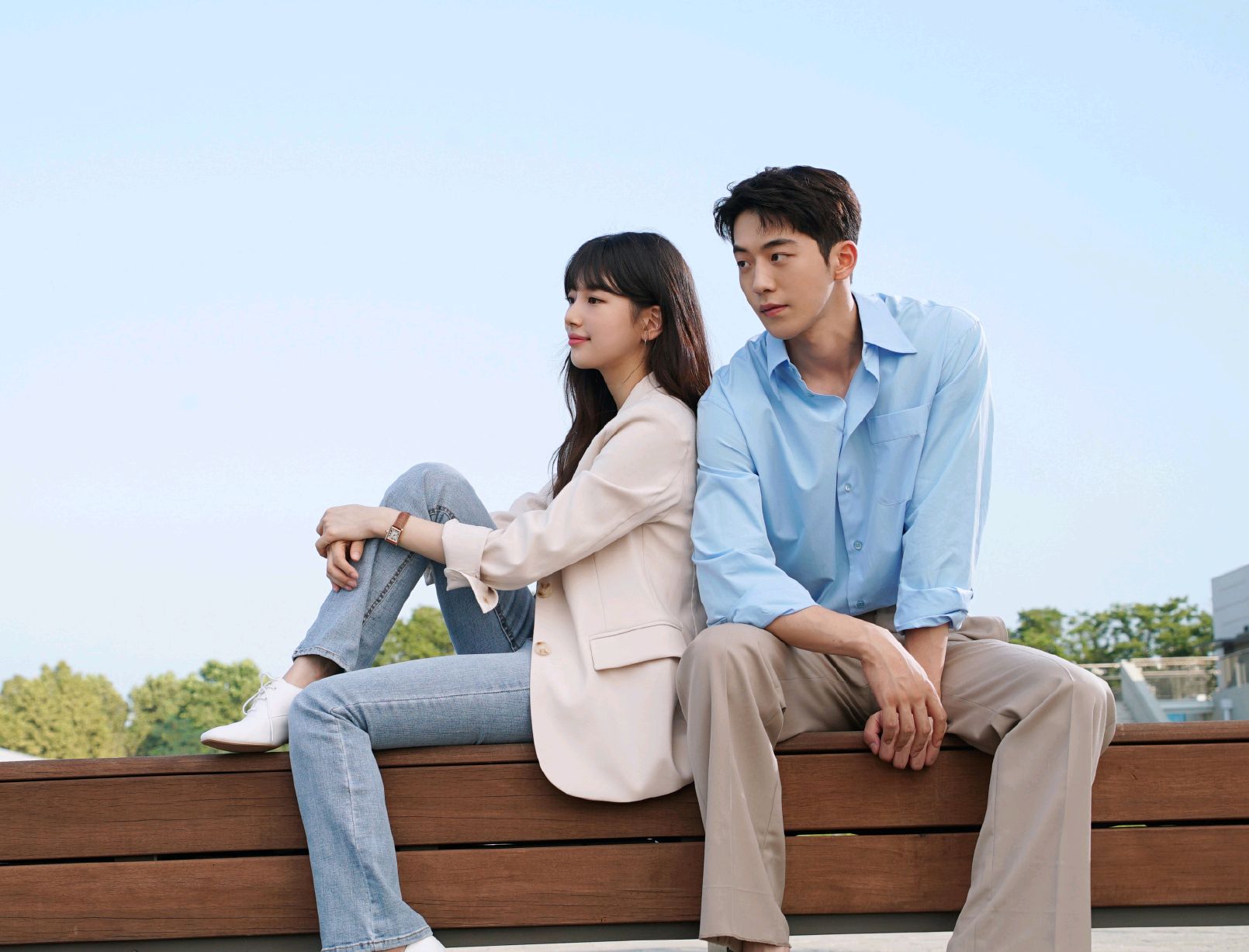 裴秀智x南柱赫《startup》海报拍摄花絮照,配一脸