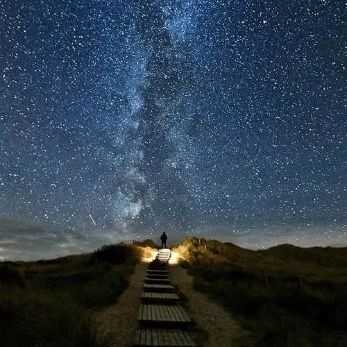 和秘密 眨着眼睛 到天明 一闪一闪 亮晶晶 像低声说 我懂你 如果孤独