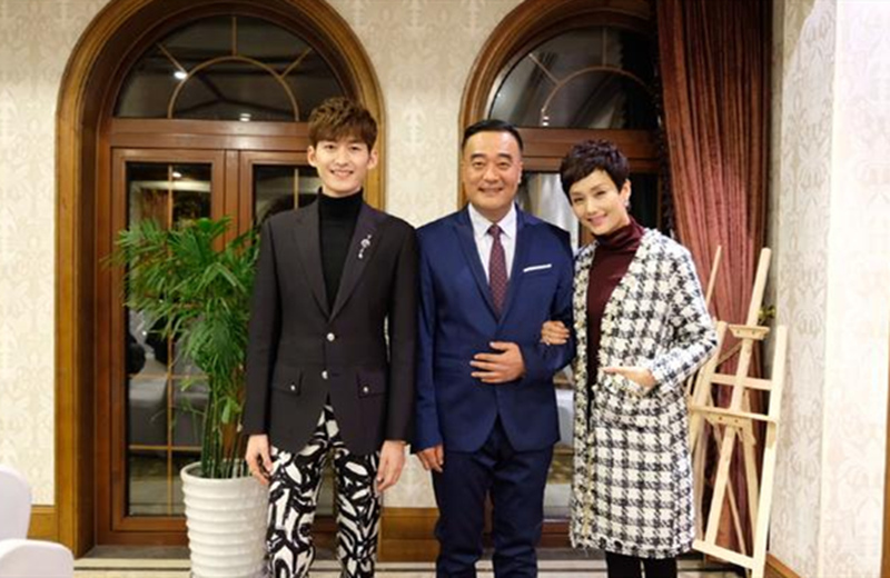 张翰妈妈分享最新动态满脸胶原蛋白说是姐弟也不过分撒娇的女人命好