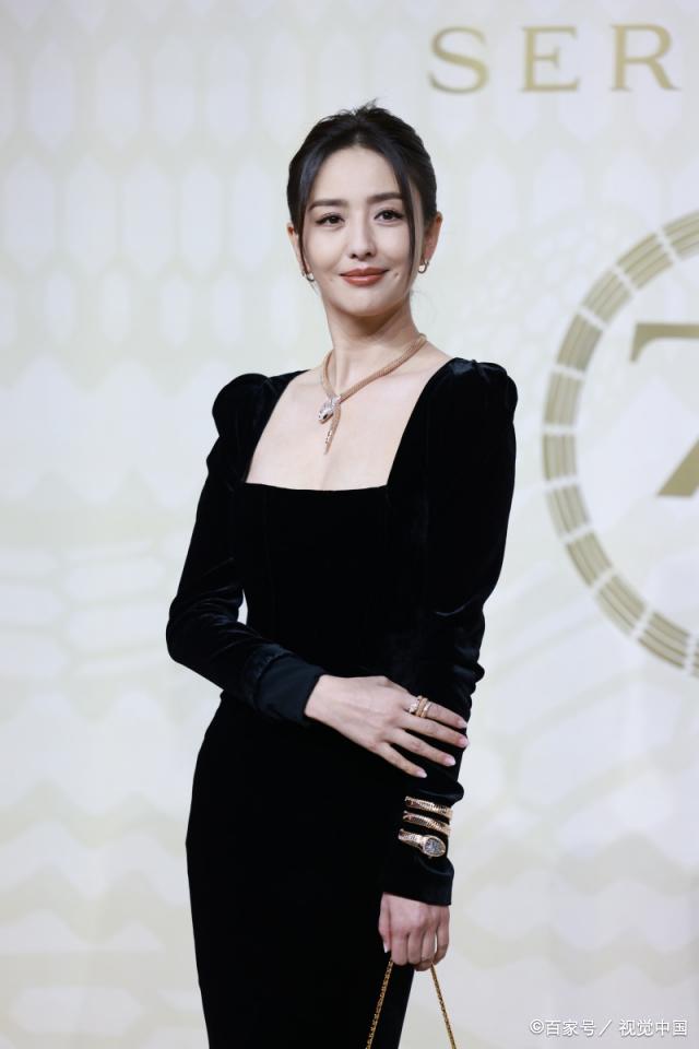 佟丽娅穿方领礼服出席宝格丽品牌活动