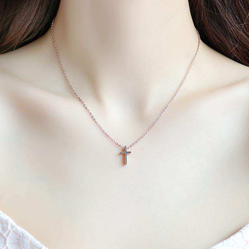 周大福焕美玫瑰金耶稣钛钢十字架项链锁骨链女吊坠学生18k金简约
