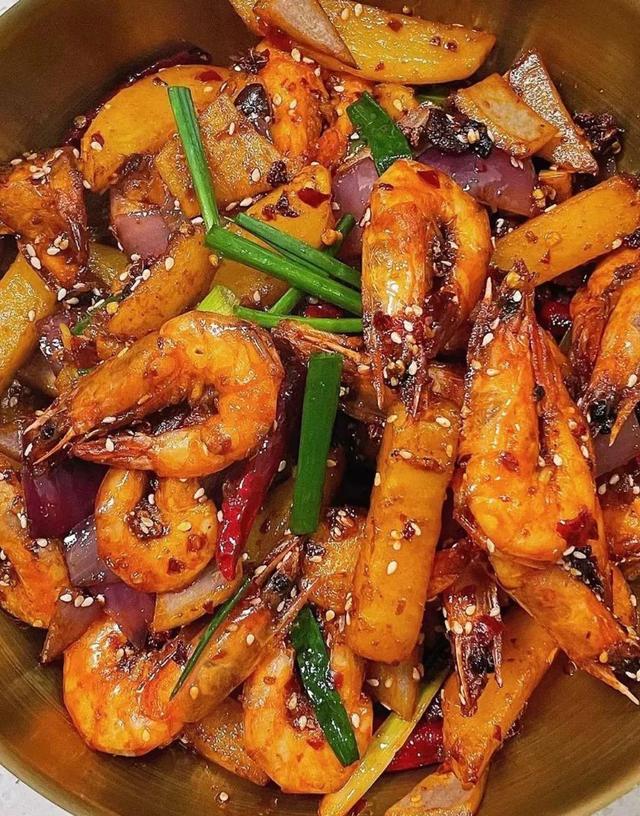 干锅虾属于川菜系列的一种,干锅菜主要是油脂比较多汤很少,根据配料的