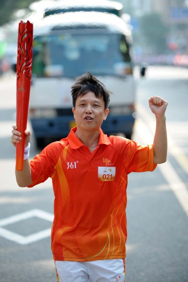 图文广州亚运会火炬传递惠州站黄海亮左手握拳
