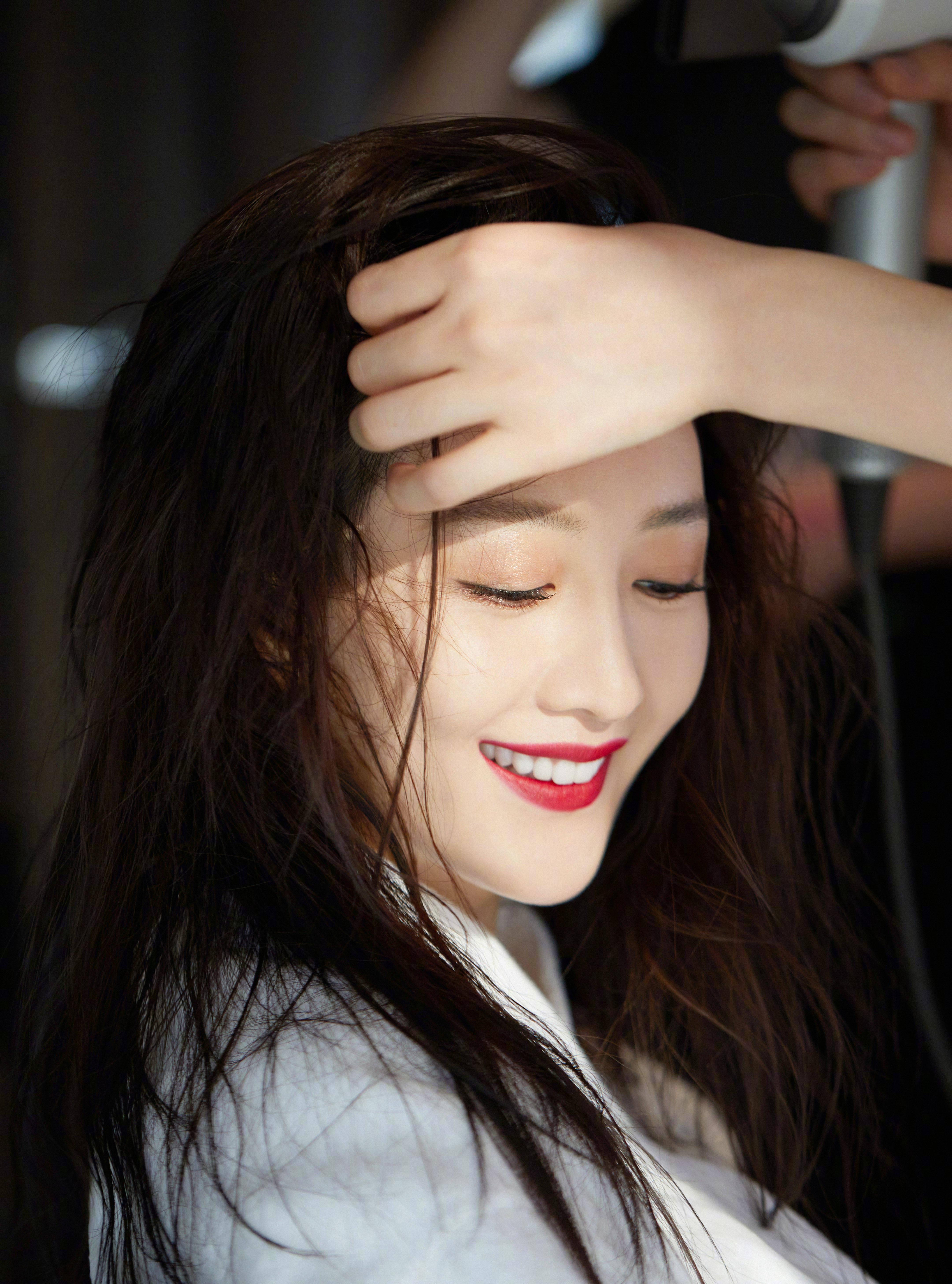 王鸥发布湿发浴袍写真 烈焰红唇成熟性感