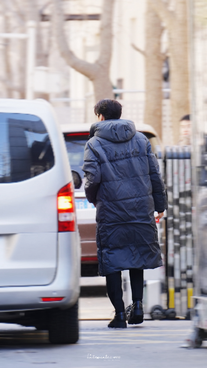 魏大勋穿中戏校服参加春晚联排