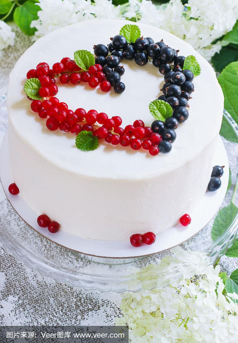 白色的心形浆果蛋糕,情人节,白色的背景.图片用于菜单或糖果目录.