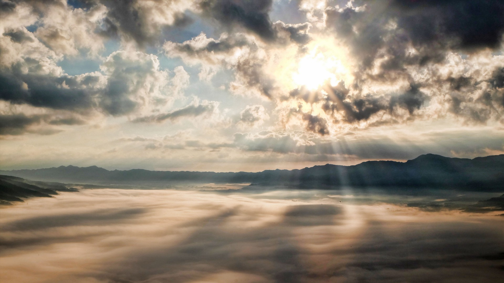 透过云彩的阳光梦幻自然风光高清壁纸
