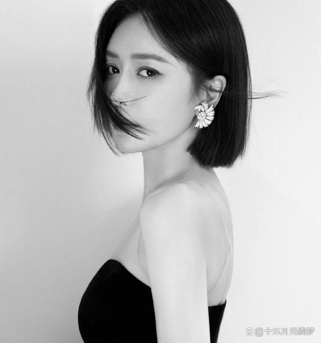 秦岚穿黑色中空长裙性感迷人,短发精致干练气质独特