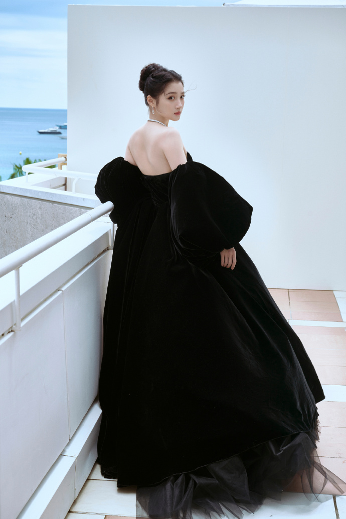 关晓彤黑天鹅高定,太美了 ,就这样卷起来