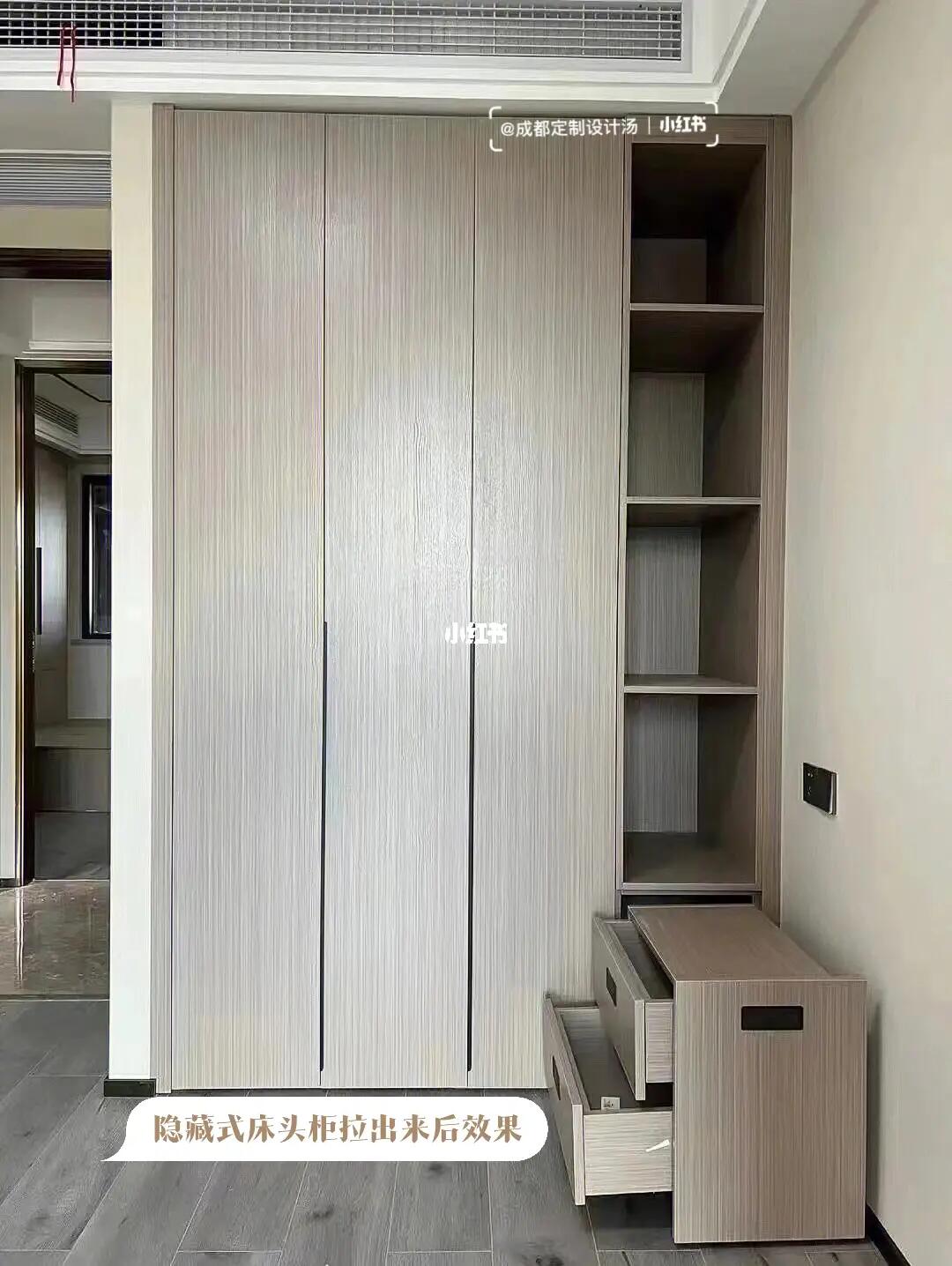 表面看是一组平平无奇的衣柜,其实拉出来后是一个衣柜带床头柜的多