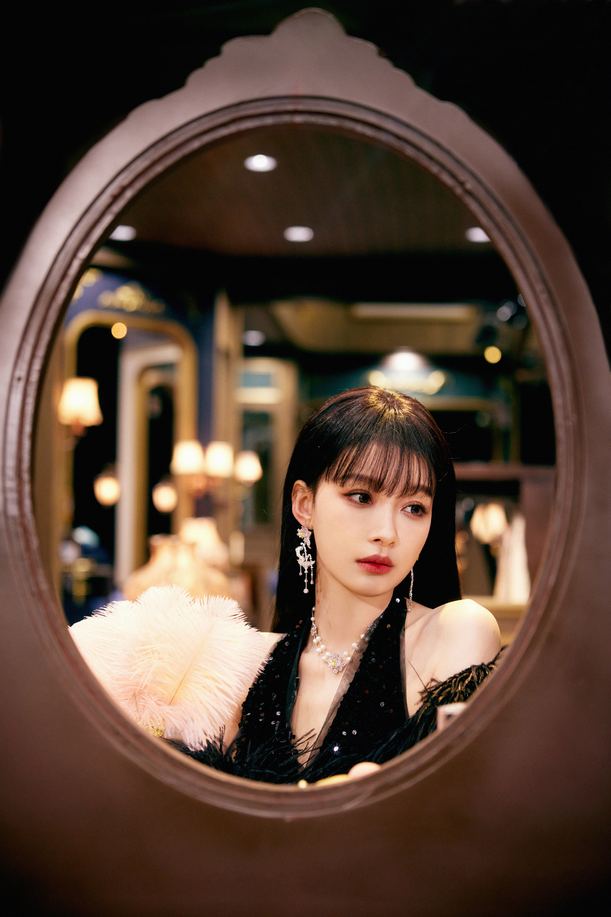 孙怡黑色一字羽毛礼服配上碎金妆容,黑色齐刘海猫女御姐气质拉满!