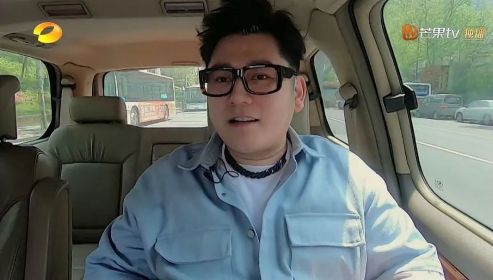 大家也都知道了"原来一个人胖了,脸真的会变方"节目画面里,钱枫坐在车