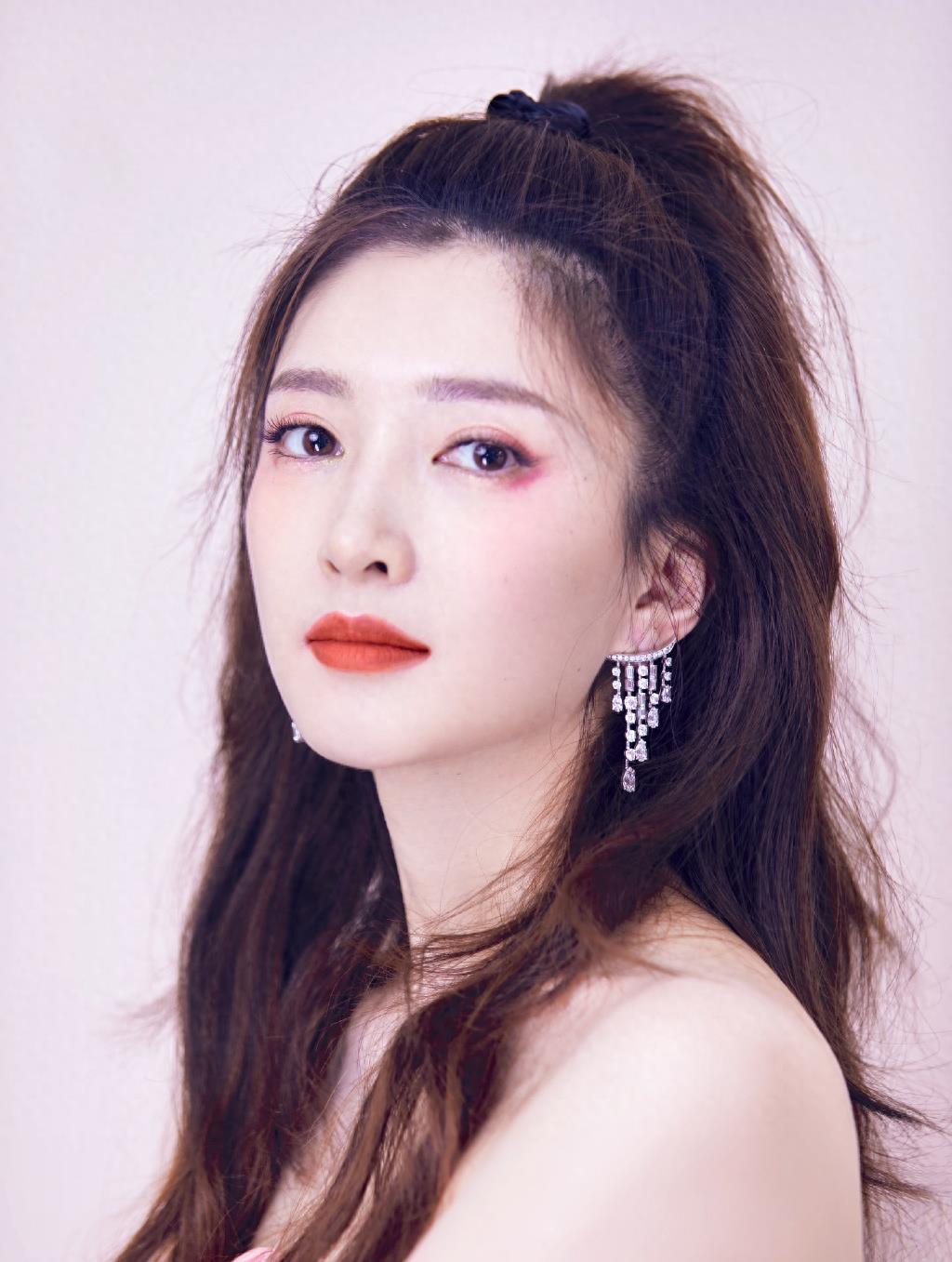 江疏影照片暴露事业线!皮肤白皙美丽,大长腿性感撩人