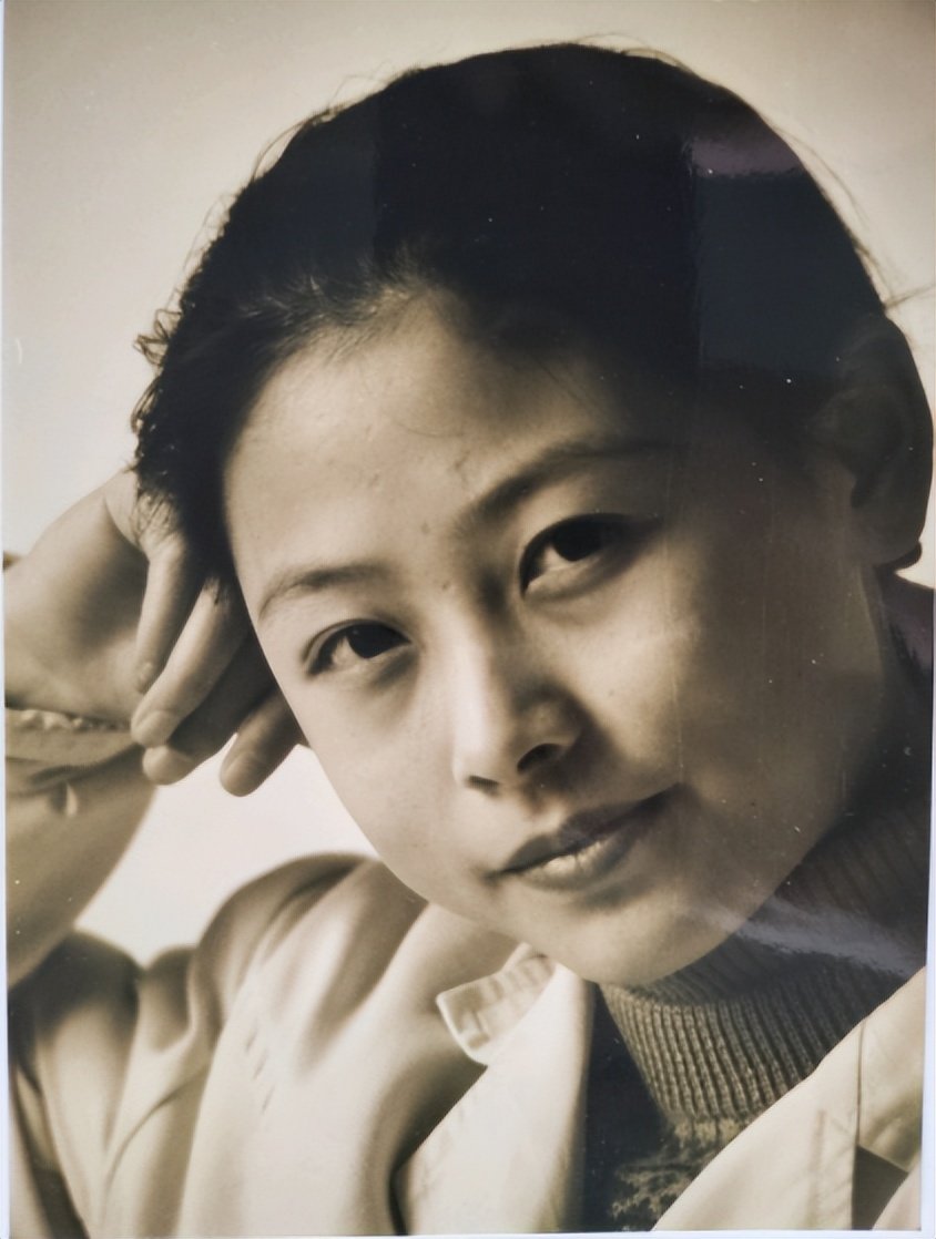 八十年代的年轻女孩黑白老照片,朴实无华,清纯美丽惹人爱
