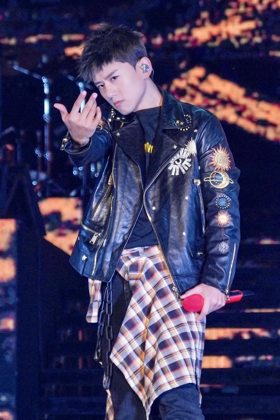 他的音乐一部分做给大众听,张杰说,给观众带去一场场超豪华视听盛宴.